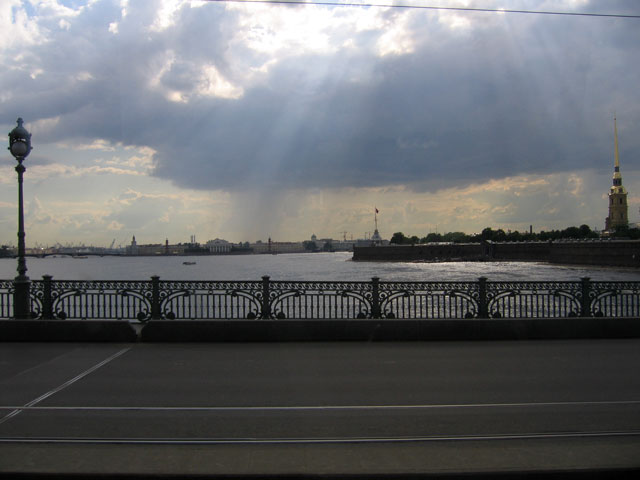 Вид с Троицкого моста на стрелку Васильевского острова и Петропавловскую крепость (из автобуса)