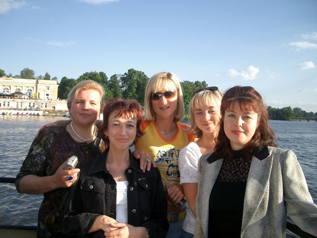 Слева направо: члены оргкомитета (Анна Васильевна Васильева, Елена Юрьевна Раменская) и участницы Форума